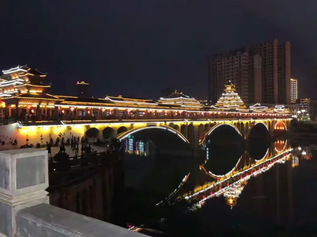 玉屏风雨桥夜景